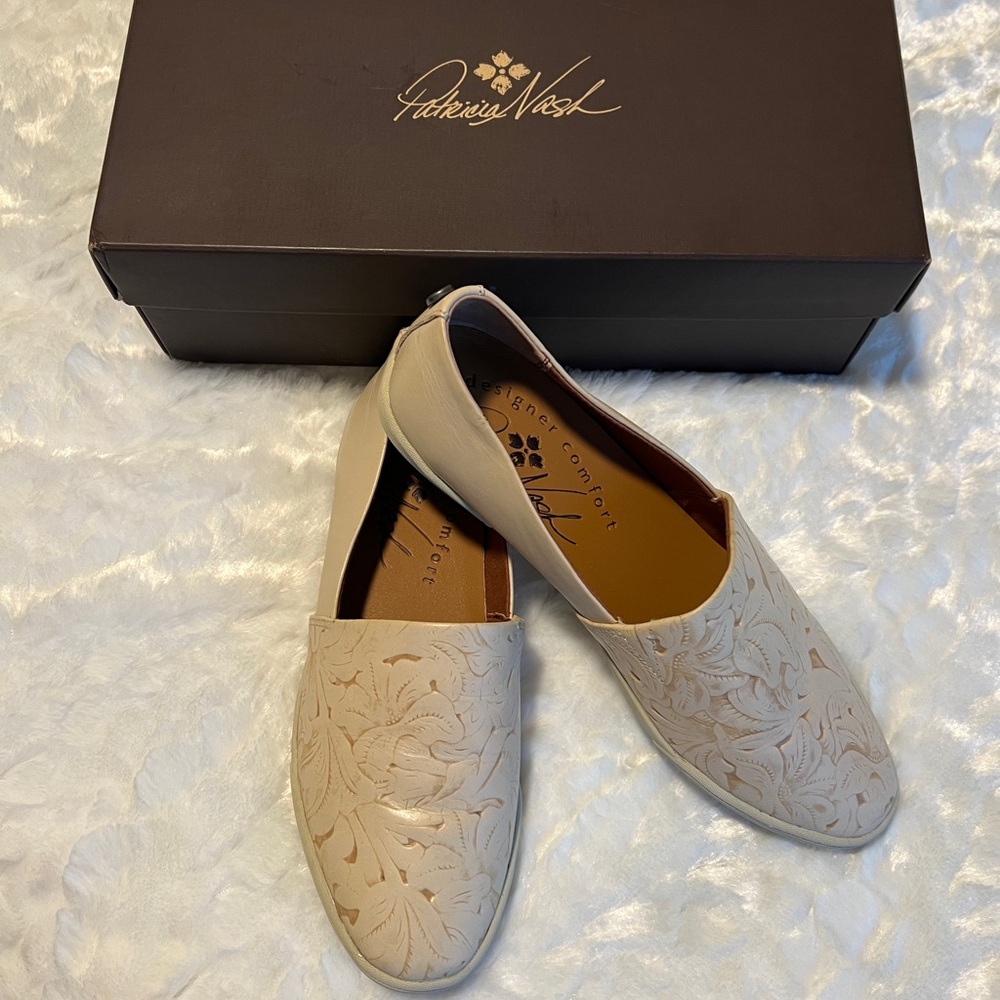 Patricia Nash Floral Embossed Cream Loafers